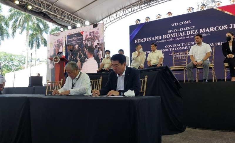 제이미 바티스타 필리핀 교통부장관(왼쪽)과 롯데건설 김종수 토목사업본부장(오른쪽)이 계약서에 서명하고 있다. / 사진제공=롯데건설