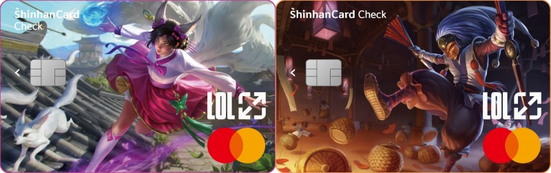 신한카드가 롤(LoL)의 한국형 캐릭터를 앞세운 체크∙선불 카드를 선보였다. 왼쪽부터 '롤 E스포츠 카드 아리'와 '롤 E스포츠 카드 샤코' /사진제공=신한카드