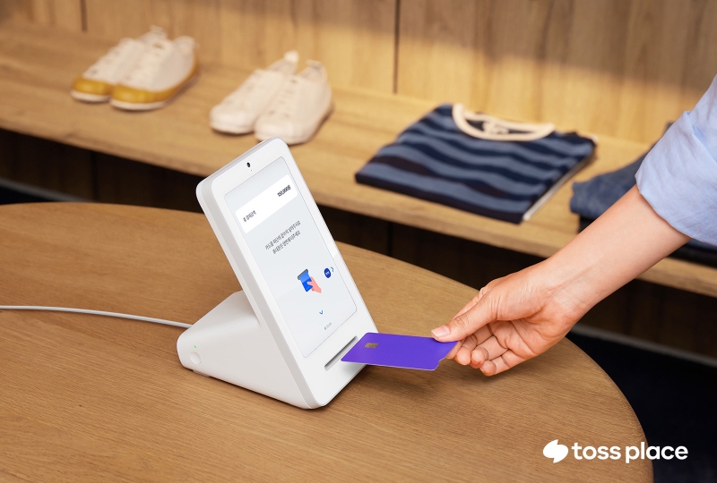토스플레이스가 내년 초 본격적인 사업 개시를 앞두고 결제단말기를 공개했다. /사진제공=토스플레이스