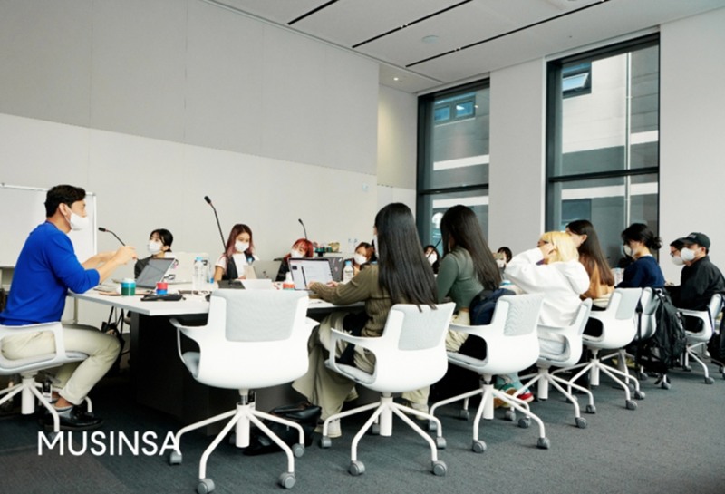 무신사가 '무신사 패션 장학생' 2기를 선발하고 지난 7일 첫 번째 실무교육 워크샵을 진행했다./사진제공=무신사