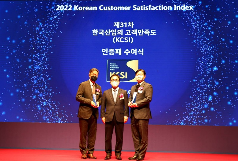 지난 10일 한국산업의 고객만족도 조사(KCSI)에서 롯데GRS가 ‘패스트푸드 부문ㆍ커피전문점 부문’서 각각 1위를 수상했다./사진제공=롯데GRS