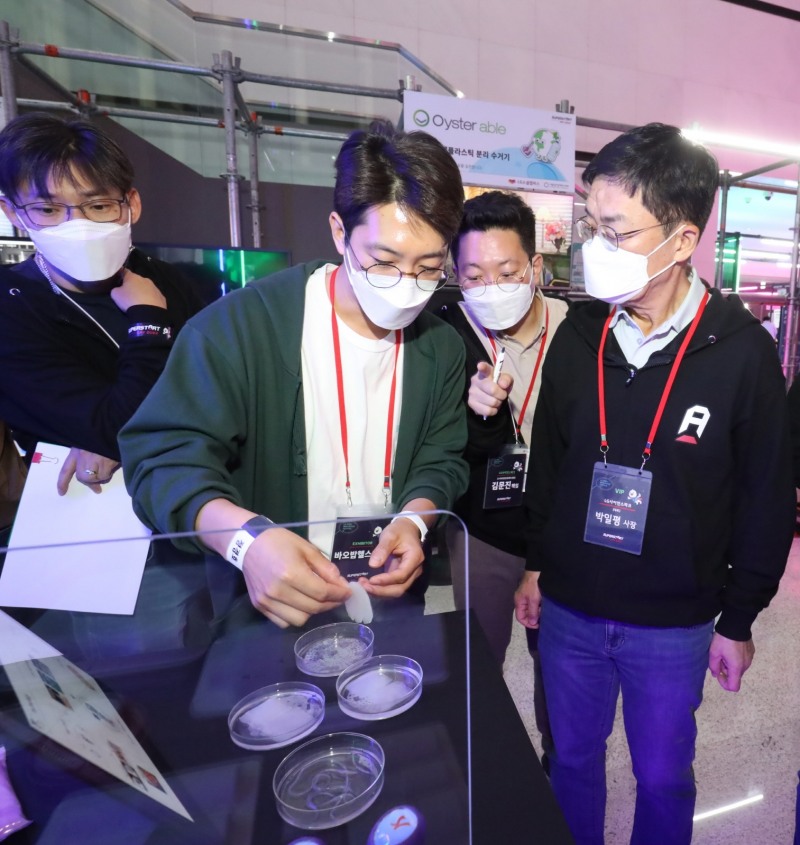 박일평 LG사이언스파크 대표(사장)(오른쪽 첫번째)가 '바오밥헬스케어'의 배양생선에 관해 설명을 듣고 있다. 사진=LG