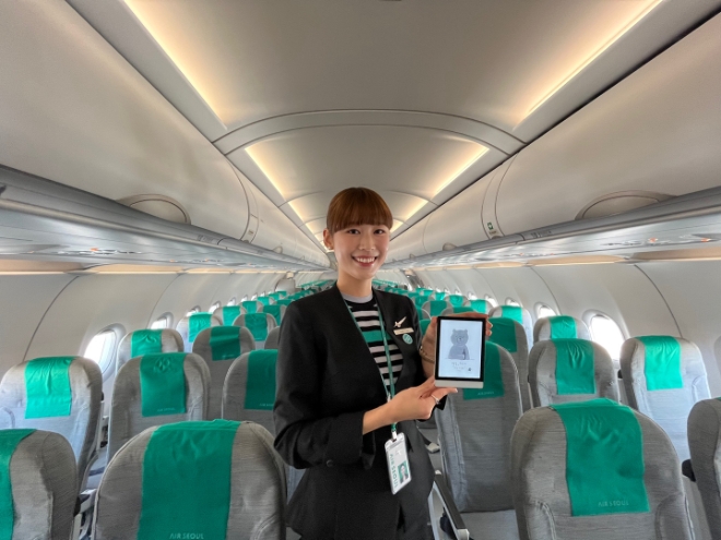 에어서울(대표이사 조진만)이 인터넷 온라인 서점, 예스24(대표 김석환)와 정식 계약을 체결하고, 기내에서 전자책 단말기 ‘크레마S(crema S)’의 무료 대여 서비스를 실시한다. 사진=에어서울.