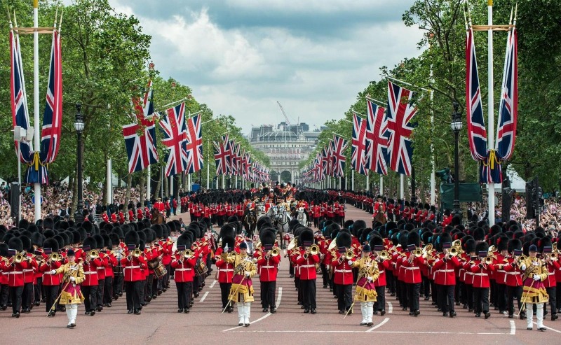 영국 왕실 근위대 군악대가 런던 버킹엄궁 교대식에서 연주하고 있다. 사진제공=주한영국대사관