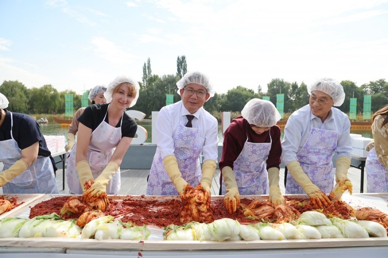 박강수 마포구청장(왼쪽 두번째)이 마포나루 새우젓 축제 외국인들과 김장김치 담그기 체험을 하고 있다. /사진제공=마포구