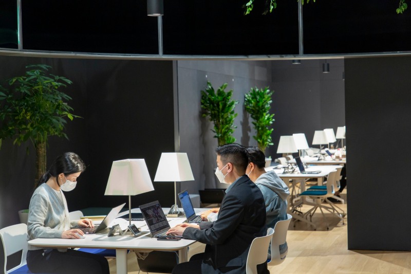 성전자가 자율적이고 유연한 근무 문화를 위해 사외 거점 오피스와 사내 자율 근무존을 17일부터 공식 운영한다. 삼성전자 거점 오피스 '딜라이트 서초'(서울 서초구)에서 임직원들이 근무하고 있다. 사진=삼성전자