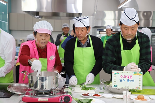 ▲ 충남세종농협이 ‘요섹남! 행복밥상을 부탁해!’를 주제로 진행한 요리교실에 예산군 삽교읍 거주 남성농업인들이 참가해 닭볶음탕을 만들고 있다.