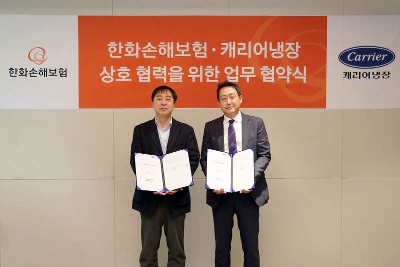 한화손해보험 서익준 경영지원실장(상무, 왼쪽)과 캐리어냉장 박근덕 상무(오른쪽)가 제품 보증기간 연장 MOU 체결 후 기념 촬영을 하고 있다./사진=한화손해보험