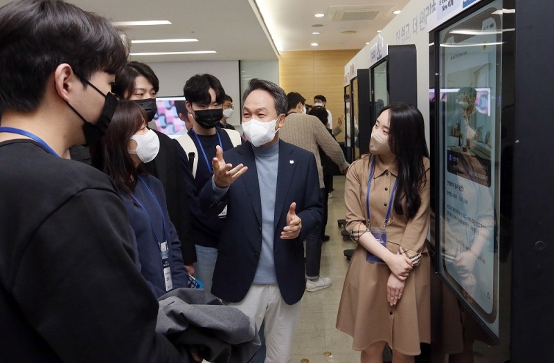 진옥동 신한은행 은행장(가운데)이 20일 서울시 중구 신한은행 본점에서 개최된 뉴 쏠 언팩 행사의 체험존에서 고객들에게 뉴 쏠의 새로운 기능을 소개하고 있다. / 사진제공=신한은행