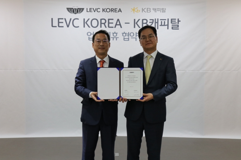 황수남 KB캐피탈 대표와 권용주 AT모빌리티 대표가 업무협약을 체결하고 기념사진을 촬영하고 있다. /사진제공=KB캐피탈