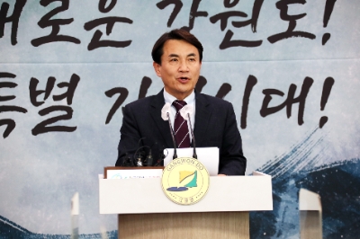 김진태 강원지사는 지난 21일 도청 브리핑룸에서 강원중도개발공사(GJC)에 대한 강원도 보증채무 상환계획을 발표했다. /사진제공=강원도(2022.10.21)