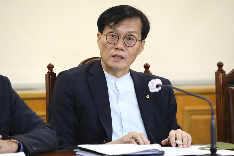 이창용 한국은행 총재가 23일 서울 중구 은행회관에서 열린 비상거시경제금융회의에서 질문에 답변하고 있다. / 사진제공= 한국은행(2022.10.23)