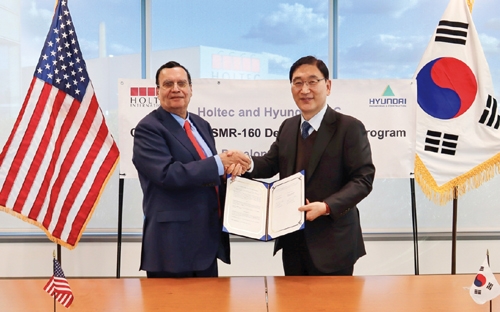 ▲ 윤영준 현대건설 사장(오른쪽)과 크리쉬나 P.싱 홀텍 대표가 18일 SMR-160 첫 상용화 모델 개발과 사업화에 대한 착수식에 참석했다. 사진제공 = 현대건설