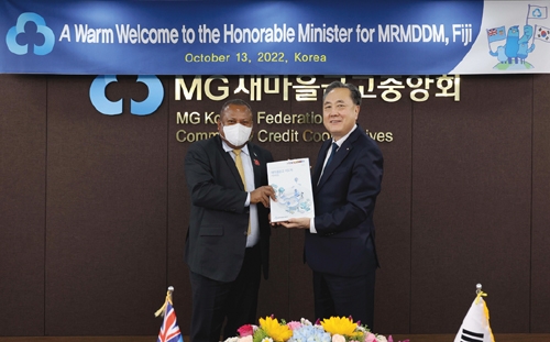 ▲ 지난 13일 서울 강남구 삼성동 새마을금고중앙회 중앙본부에서 박차훈 새마을금고중앙회 회장(오른쪽)이 이니아 세루이라뚜 피지 농어촌개발부 장관과 함께 기념촬영하고 있다. 사진 = 새마을금고중앙회
