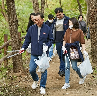 명성 SK어스온 사장(앞줄 왼쪽)이 직원들과 21일 서울 마포구 상암 월드컵 경기장 인근에서 부산엑스포 유치를 응원하며 플로깅 활동을 하고 있다. 제공=SK어스온.