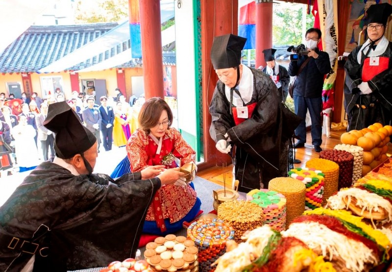 박희영 용산구청장이 25일 용문동 남이장군 사당에서 열린 ‘제40회 남이장군 사당제’에 초헌관으로 참석했다./사진제공=용산구