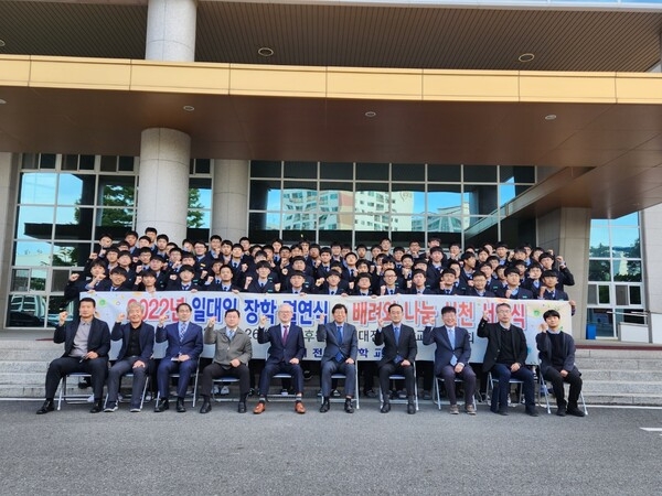 김경수 대전고 재경총동창회장(앞줄 왼쪽에서 다섯번째)이 26일 모교에 일대일 결연장학금 및 운동부 후원금을 전달식을 갖고 윤장순 교장(앞줄 왼쪽에서 여섯번째) 등 교직원 및 학생들과 함께 기념 사진을 찍고 있다.(사진=대전고 재경총동창회)