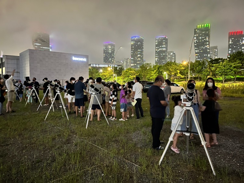 더샵 아파트 주민들이 함께한 '불을 끄고 별을 켜요' 행사 / 사진제공=포스코건설