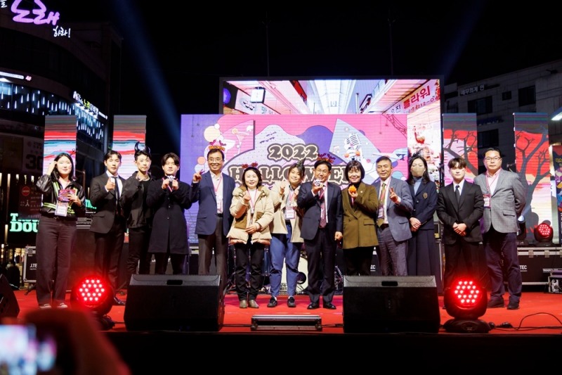 박강수 마포구청장(오른쪽에서 6번째)이 축제 참가자들과 기념촬영을 하는 모습./사진제공=마포구