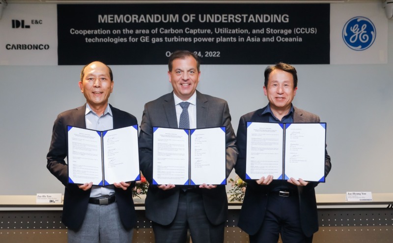 DL이앤씨 유재호 플랜트본부장(왼쪽), 카본코 유재형 사업개발실장(오른쪽), GE가스파워 존 인타일(John Intile) 최고기술책임자(CTO) 등이 협약을 체결하고 기념촬영을 하는 모습,/사진제공=DL이앤씨