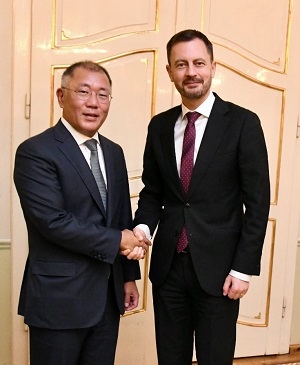 정의선 현대차그룹 회장(왼쪽)과 에두아르드 헤게르 슬로바키아 총리. 제공=현대차그룹.