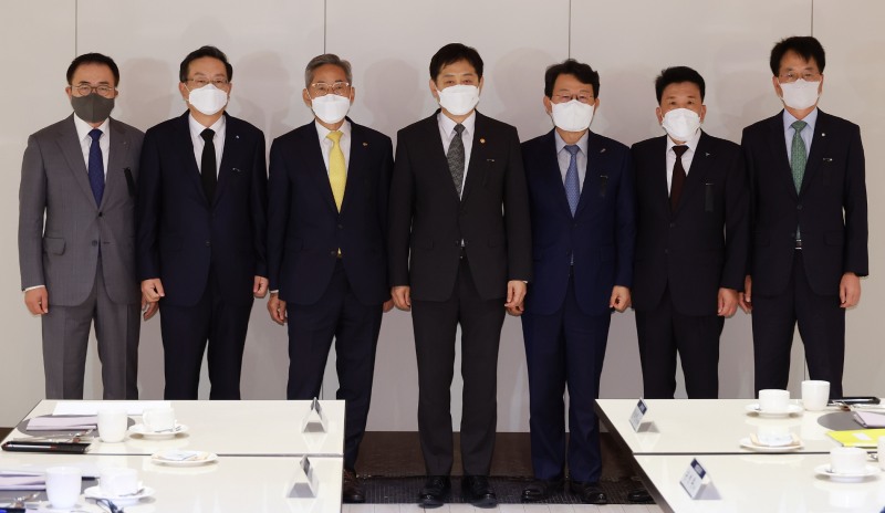 김주현 금융위원장(가운데)이 1일 오전 서울 중구 전국은행연합회에서 5대 금융지주(KB금융,신한금융,하나금융,농협금융,우리금융) 회장과 간담회를 열고 금융시장 안정을 위한 금융지주회사의 자체노력 및 최근 금리상승기의 금융지주회사의 역할을 당부했다./사진=금융위원회(2022.11.1)