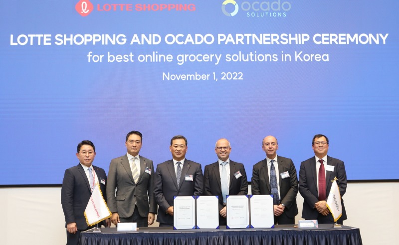 (왼쪽부터) 롯데e커머스 대표이사 나영호 부사장, 롯데마트 대표이사 강성현 부사장, 롯데쇼핑 대표이사 겸 롯데 유통군 총괄대표 김상현 부회장, 오카도 그룹 대표이사 팀 스타이너(Tim Steiner), 오카도 솔루션 대표이사 루크 젠슨(Luke Jensen), 오카도 솔루션 부사장 데이빗 하디만 에반스 (Daid Hardiman-Evans)가 11월 1일 서울 잠실 롯데월드타워에서 열린 파트너십 계약 후 기념사진을 촬영하고 있다./ 사진제공 = 롯데쇼핑