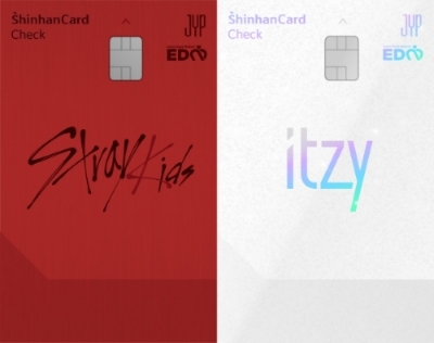 신한카드 JYP Fan’s EDM 체크카드 중 스트레이 키즈(왼쪽)와 있지 카드. /사진=신한카드