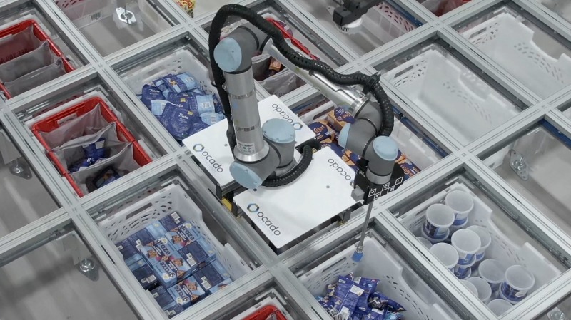 오카도 자동화 물류센터에서 피킹 로봇이 작업하는 모습./ 사진제공 = 롯데쇼핑