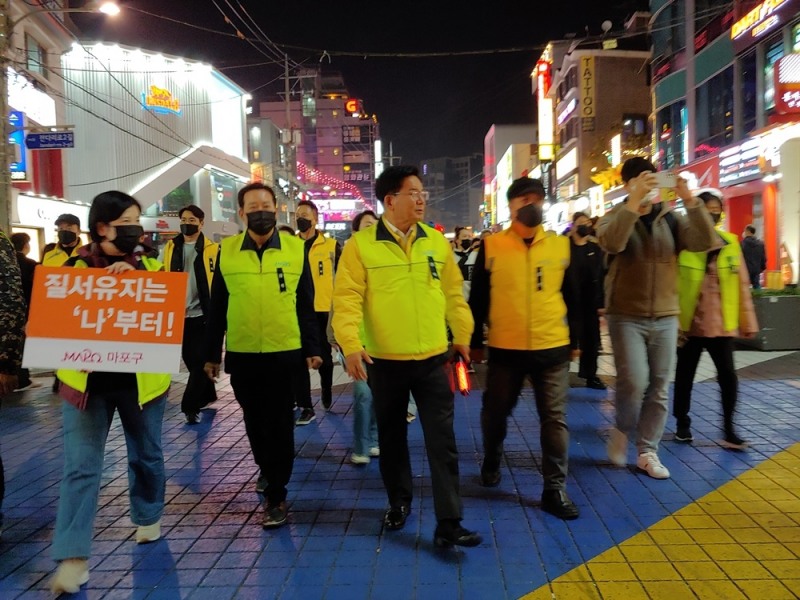 박강수 마포구청장(가운데)과 마포구 직원들이 홍대지역 춤허용업소 특별계도 캠페인을 진행하고 있다./사진제공=마포구