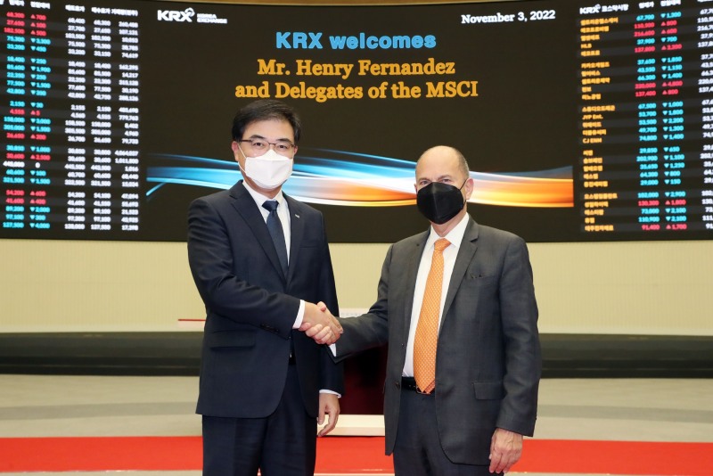 손병두 한국거래소 이사장(왼쪽)은 3일 오전 서울사옥에서 헨리 페르난데즈 MSCI 회장(오른쪽)과 면담을 하고 협력방안에 대해 의견을 나눴다. / 사진제공= 한국거래소(2022.11.03)