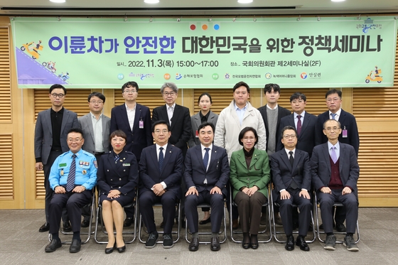 앞줄 왼쪽부터 윤석범 전국모범운전자연합회장, 천경숙 녹색어머니중앙회장, 정일영 국회의원, 윤관석 국회의원, 이인선 국회의원, 정지원 손해보험협회장, 설재훈 한국교통연구원 명예연구위원./사진=손해보험협회