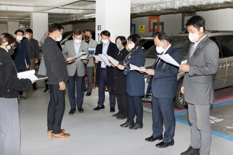 민원이 접수된 동화동 공영주차장을 방문한 서울 중구의회 의원들이 관계자로부터 실태 현황을 보고받고 있다./사진제공=중구의회