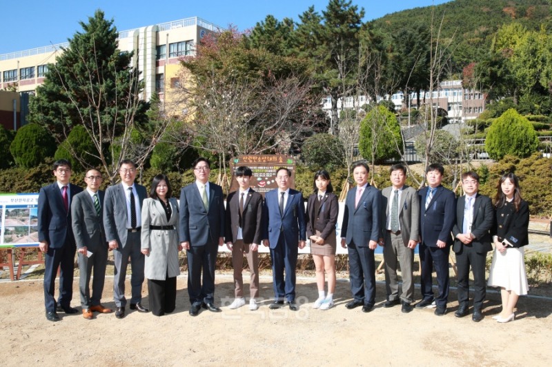 (왼쪽부터) 이양재 한국예탁결제원 수석위원, 김홍진 예탁원 경영관리부장, 최정철 예탁원 전략기획본부장, 황정원 부산전자공업고등학교 학부모회장, 이명호 예탁원 사장, 최재원 부산전자공고 학생대표, 하윤수 부산광역시교육청 교육감, 부산전자공고 여학생 대표, 정현섭 부산전자공고 교장, 전신규 부산전자공고 운영위원장, 위성호 부산전자공고 동창회장, 강준호 부산시교육청 장학관, 윤성희 부산시교육청 장학사가 4일 부산 동래구에 있는 부산전자공고에서 ‘학교명상숲’ 완공식 후 기념촬영하고 있다./사진=예탁원