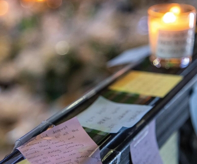 ▲ 이태원역 1번 출구에 이태원 사고 사망자를 추모하는 글귀. 사진제공 = 용산구