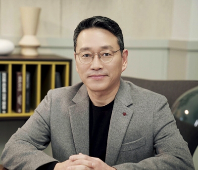 △ 1962년생 / 부산 동성고 / 부산대 기계공학(학사) / 연세대 경영학(석사) / 1987년 금성사 업무부 / 1995년 뒤셀도르프지사 / 1999년 독일법인 / 2002년 DA사업본부 해외사업전략 그룹장(부장) / 2003년 에어컨마케팅 북미그룹장 / 2006년 캐나다법인장(상무) / 2010년 호주법인장 / 2011년 AE사업본부 RAC사업부장 / 2014년 미국법인장(전무) / 2016년 북미지역대표 겸 미국법인장 / 2018년 북미지역대표 겸 미국법인장(부사장)/2019년 CSO(최고전략책임자) / 2021년 CEO 겸 CSO(사장)