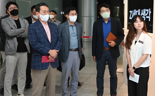 ▲ 조주완 LG전자 대표이사(사장)가 Z세대 직원들과 만나 그들의 생각과 관점을 들으며 소통하고 있다. 사진 = LG전자