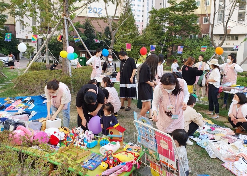 부산신호 2차 부영 사랑으로 어린이집이 아나바다 나눔 장터를 열고 수익금을 소양무지개동산 보육원에 전달했다./사진제공=부영그룹