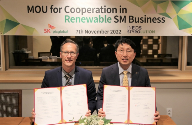 SKC(대표이사 박원철)의 화학사업 투자사 SK피아이씨글로벌이 영국 화학기업 이네오스와 손잡고 친환경 화학소재 사업을 확대한다. /사진=SKC.