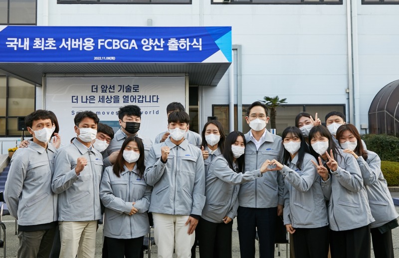 이재용 삼성전자 회장이 8일 삼성전기 부산사업장에서 열린 서버용 FCBGA 출하식에 참석해 임직원들과 기념촬영을 하고 있다. 2022.11.08.사진=삼성전자