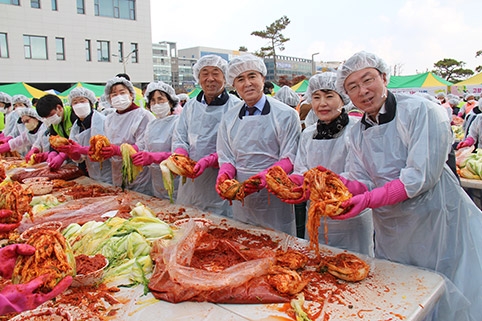 ▲ 이종욱 농협충남세종지역본부장(오른쪽), 김태흠 충남도지사(오른쪽 세 번째), 임유수 농협중앙회 이사(오른쪽 네 번째)와 여성농업인단체, 농협임직원 봉사자들은 사랑의 김장김치 10톤을 만들어 겨울준비에 어려움을 겪고 있는 소외계층 1000가정에 전달했다.
