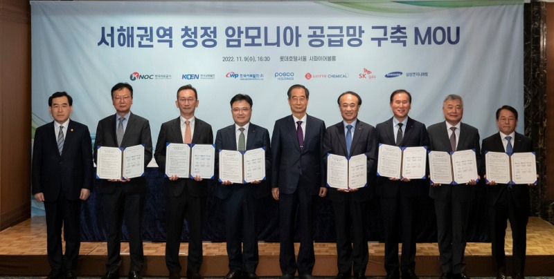 삼성엔지니어링 최성안 사장(왼쪽 두번째)이 참여사 대표들과 기념촬영을 하고 있다. / 사진제공=삼성엔지니어링