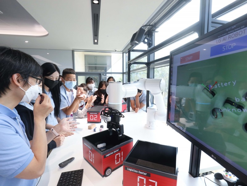 서울 마곡에 위치한 'LG디스커버리랩 서울'에서 학생들이 시각지능을 활용해 사물을 분류하는 로봇의 원리에 대해 학습하고 있다. 사진=LG
