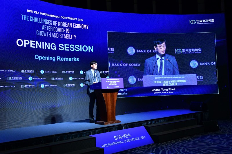 이창용 한국은행 총재가 11일 한은과 한국경제학회(KEA) 공동 국제 콘퍼런스인 'BOK-KEA International Conference 2022' 개회사를 하고 있다. / 사진제공= 한국은행(2022.11.11)