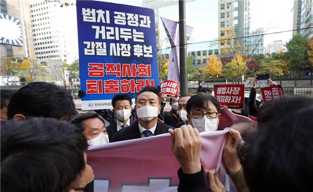 유재훈 신임 예금보험공사 사장이 지난 11일 오전 서울 중구에 위치한 본사에 출근했지만, 노조의 반발에 막혀 발길을 돌렸다. / 사진제공=예보 노조