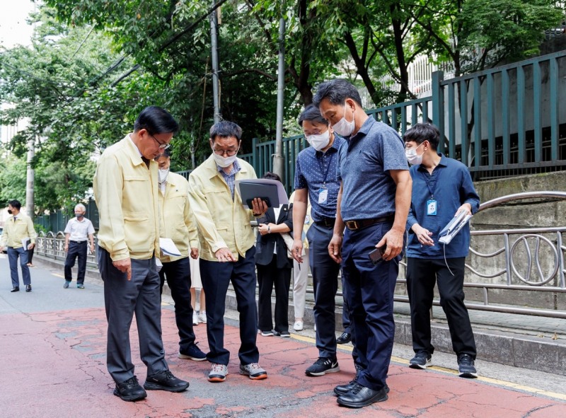 박강수 마포구청장(왼쪽)과 구 직원들이 주택가 이면도로의 상태를 점검하는 모습../사진제공=마포구