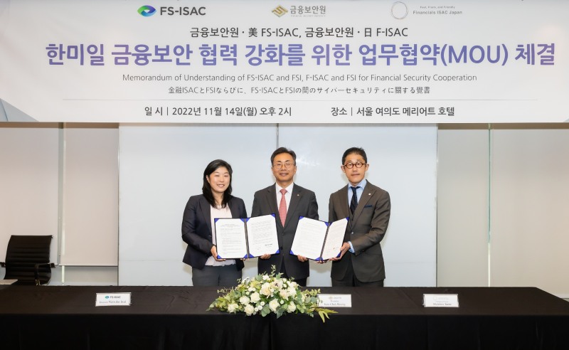 (왼쪽부터)Natsuko Inui 미국 FS-ISAC 아시아태평양 지역 담당관, 김철웅 금융보안원장 원장, Michihiro Taniai 일본 F-ISAC 이사장이 한·미·일 금융보안 협력 강화를 위한 MOU를 체결했다. / 사진제공=금융보안원