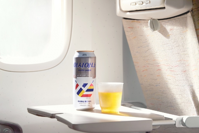 아시아나항공(대표이사 정성권)은 15일부터 ‘아시아나 호피 라거(ASIANA HOPPY LAGER)’를 기내 서비스로 제공한다. /사진=아시아나항공.