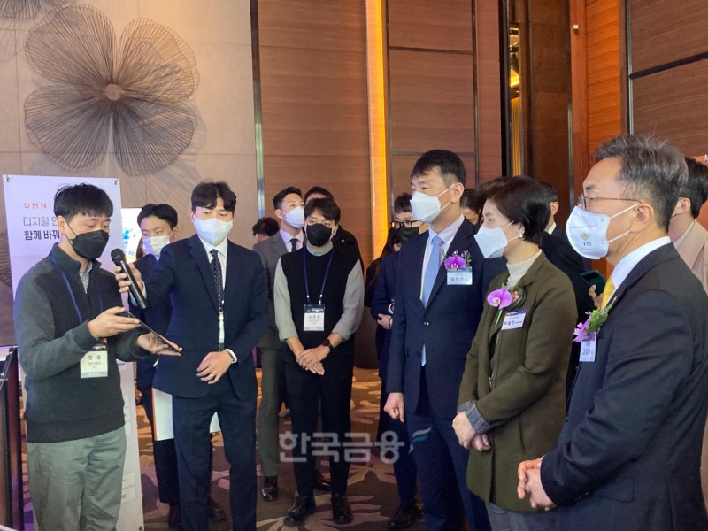 이복현 금융감독원장(오른쪽에서 세 번째)이 국내 정보보호 기업 전시 부스에서 설명을 듣고 있다. / 사진=김관주기자