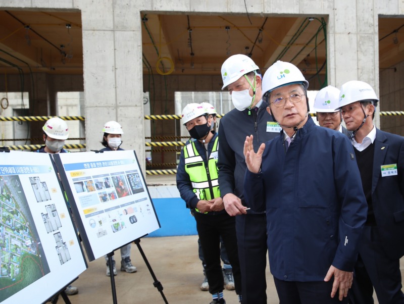 이한준 LH사장이 시흥장현 A9BL 신혼희망타운 건설현장을 점검하는 모습./사진제공=LH